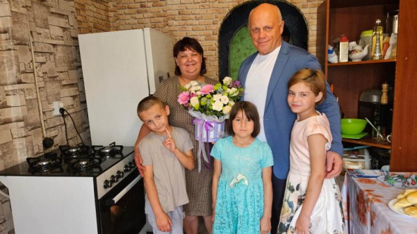 Многодетной семье Семакиных провели газ и подарили плиту ко Дню семьи