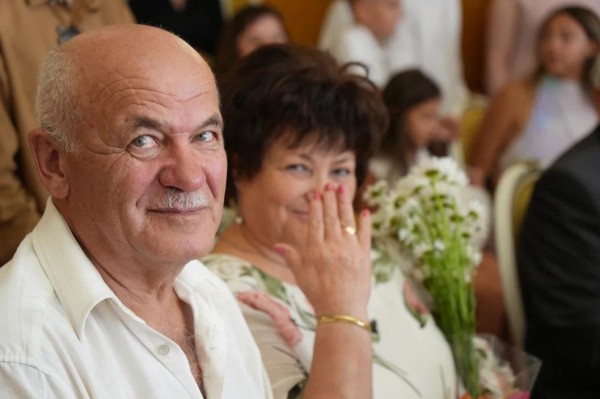 Семьи из Тюмени и Тюменского района наградили медалями "За любовь и верность"