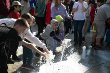 Бульвар  воды с сухим фонтаном и качелями открыли в Тюмени