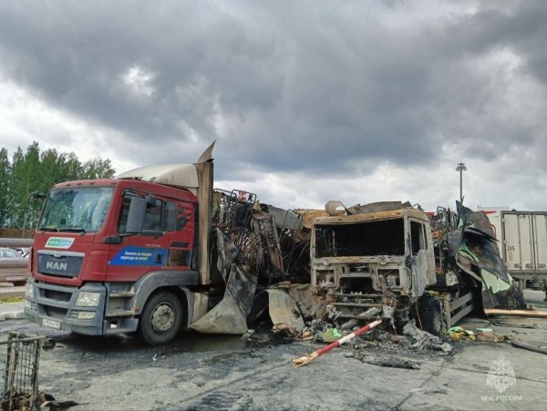 На трассе Тюмень - Екатеринбург загорелись два грузовика На трассе Тюмень - Екатеринбург загорелись два грузовика