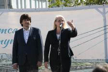 Бульвар  воды с сухим фонтаном и качелями открыли в Тюмени