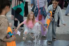 Бульвар  воды с сухим фонтаном и качелями открыли в Тюмени