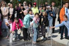 Бульвар  воды с сухим фонтаном и качелями открыли в Тюмени