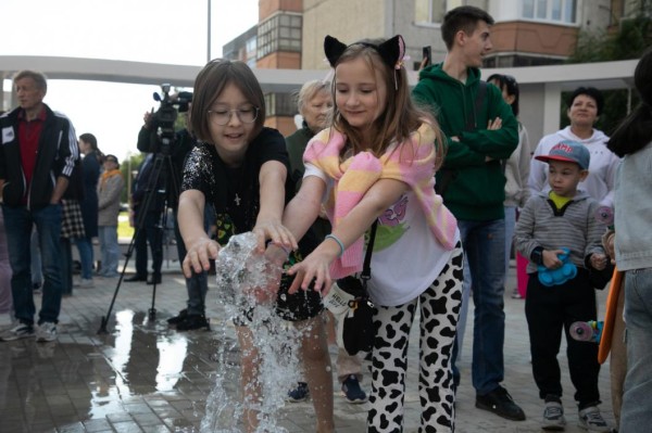 Бульвар  воды с сухим фонтаном и качелями открыли в Тюмени