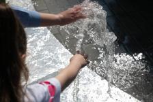 Бульвар  воды с сухим фонтаном и качелями открыли в Тюмени