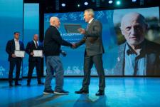 Александр Моор вручил награды 17 спортсменам и тренерам региона 