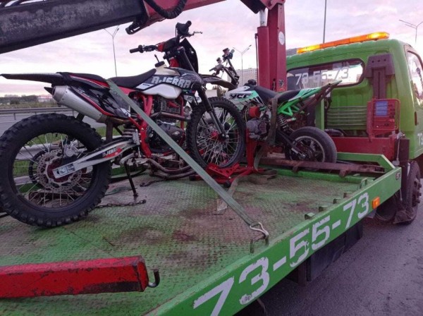 Подростков на мотоциклах остановили в Тюмени Подростков на мотоциклах остановили в Тюмени