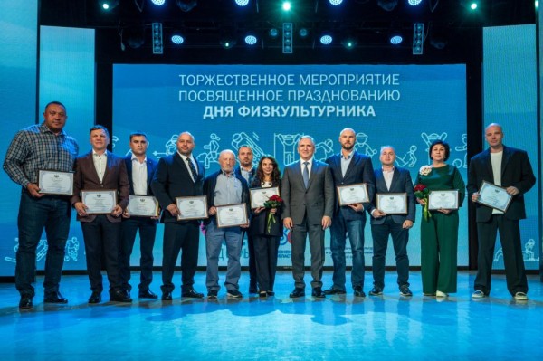 Александр Моор вручил награды 17 спортсменам и тренерам региона 