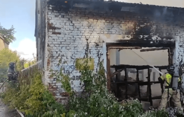 В Тюмени потушили пожар в заброшенном здании на Маяке