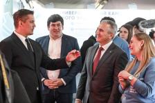 Инфопарк "Тюменская область, я люблю тебя!" открыл Александр Моор на Цветном бульваре