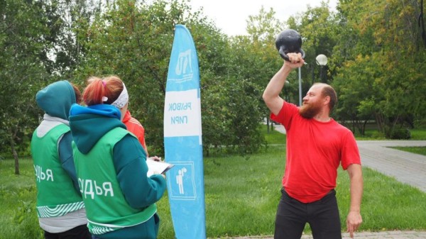 105-летие комсомола отметили тюменцы в  Комсомольском сквере