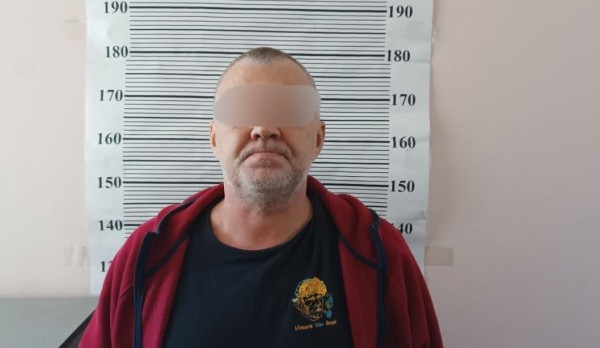 Пьяного дебошира полиция заковала в наручники в аэропорту Рощино