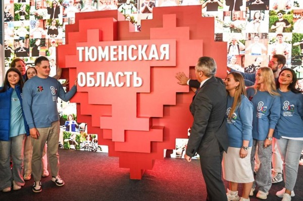 Инфопарк "Тюменская область, я люблю тебя!" открыл Александр Моор на Цветном бульваре