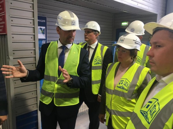 Тюменских депутатов познакомили с работой одного из знаковых для города предприятий