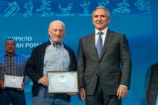 Александр Моор вручил награды 17 спортсменам и тренерам региона 