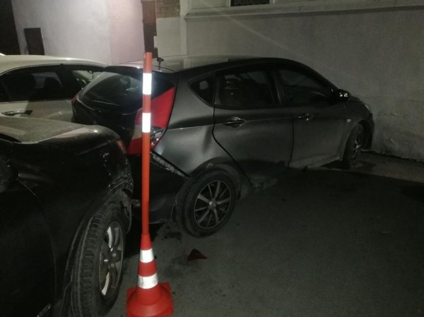 В тюменском дворе водитель повредил три машины ночью