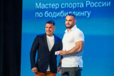 Александр Моор вручил награды 17 спортсменам и тренерам региона 