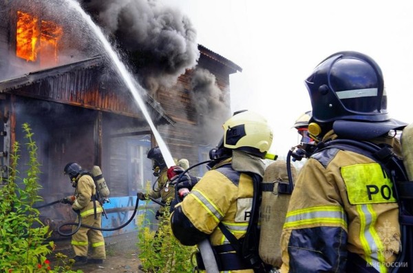 Семь человек спасли пожарные в Тюменской области за неделю