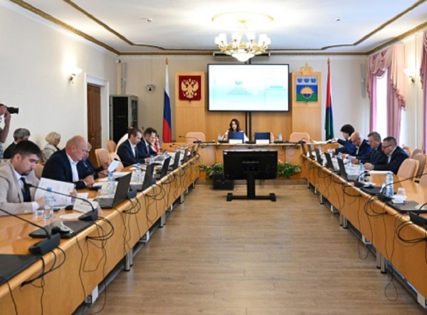 С обсуждения бюджетной политики начали осеннюю сессию депутаты облдумы 