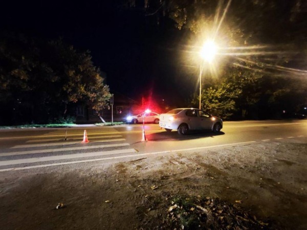 Водитель Renault сбил мужчину с дочерью на пешеходном переходе в Тюмени