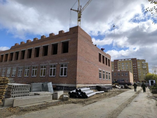 Кладку стен третьего этажа школы на ул. Красных Зорь начали в Тюмени