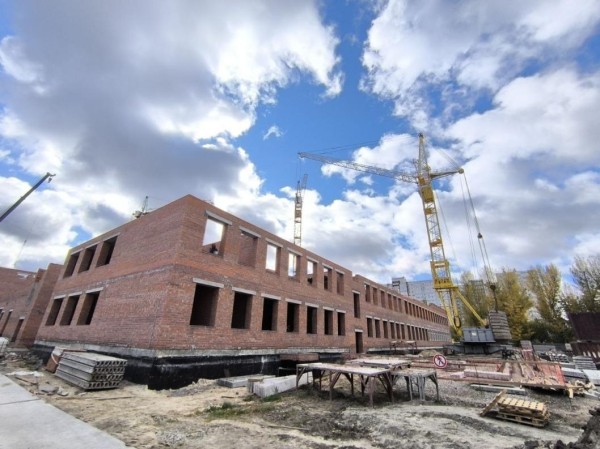 Кладку стен третьего этажа школы на ул. Красных Зорь начали в Тюмени
