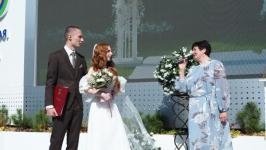 Молодая пара поженилась в инфопарке "Тюменская область, я люблю тебя!"