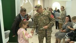 В Тюмени первоклассникам из семей погибших бойцов СВО вручили подарки ко Дню знаний В Тюмени первоклассникам из семей погибших бойцов СВО вручили подарки ко Дню знаний