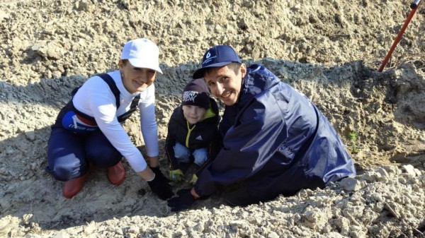 Более 500 саженцев сосны высадили сотрудники водоканала на месте сгоревшего леса 