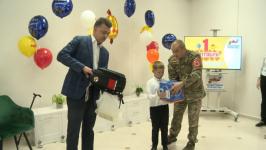 В Тюмени первоклассникам из семей погибших бойцов СВО вручили подарки ко Дню знаний В Тюмени первоклассникам из семей погибших бойцов СВО вручили подарки ко Дню знаний