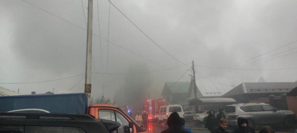 В Тюмени второй час тушат пожар в частном секторе