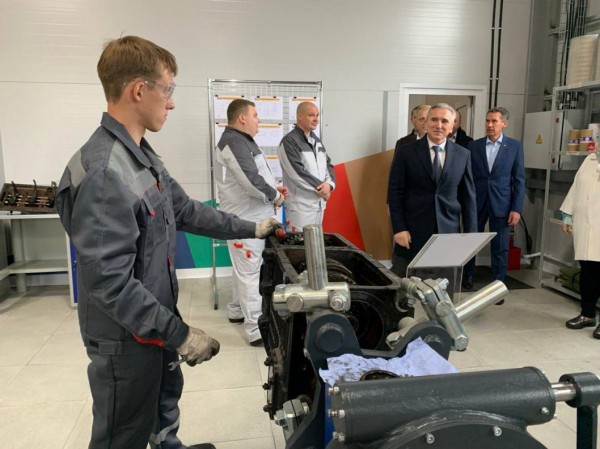 Александр Моор осмотрел центр "Транспортное и дорожное строительство" 