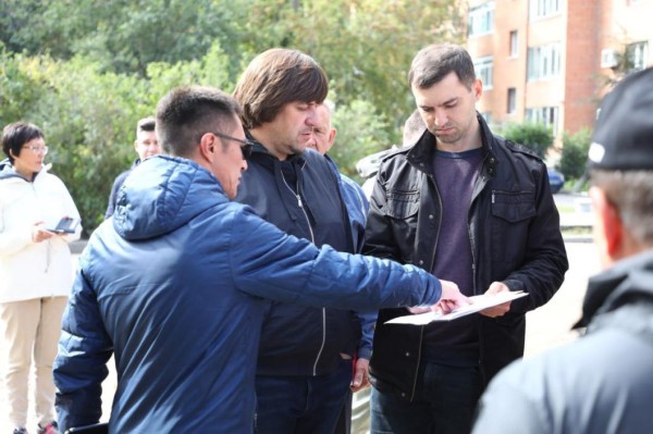 Возле общежития ТюмГУ по улице Дзержинского в Тюмени высадят деревья