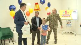 В Тюмени первоклассникам из семей погибших бойцов СВО вручили подарки ко Дню знаний В Тюмени первоклассникам из семей погибших бойцов СВО вручили подарки ко Дню знаний