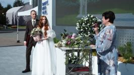 Молодая пара поженилась в инфопарке "Тюменская область, я люблю тебя!"