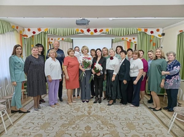 Работников детских садов Тюмени с профессиональным праздником поздравили городские депутаты