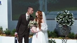 Молодая пара поженилась в инфопарке "Тюменская область, я люблю тебя!"