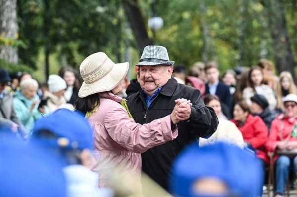 Заводской гудок собрал ветеранов тюменских предприятий в Загородном саду Заводской гудок собрал ветеранов тюменских предприятий в Загородном саду
