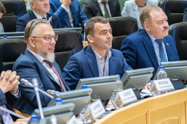 О работе за год отчитались тюменские депутаты Сергей Морев и Николай Ремезков