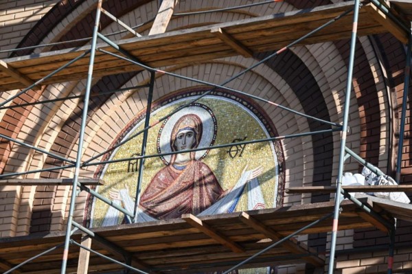 Мозаики украсили фасад строящегося храма в Тюмени к Покрову Пресвятой Богородицы
