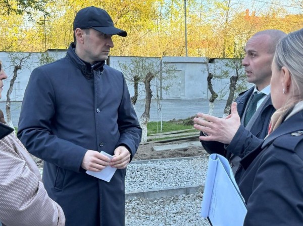 Дмитрий Антипов работает с жителями в формате открытого диалога