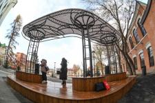 Сквер с историей географов открыли по улице Дзержинского в Тюмени