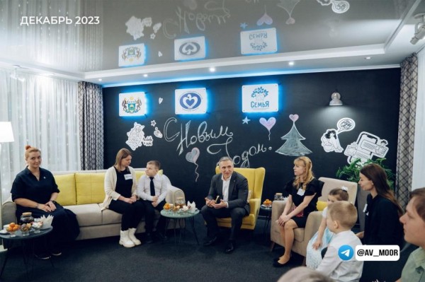 В Тюменской области работают более 80 семейных социальных гостиных 