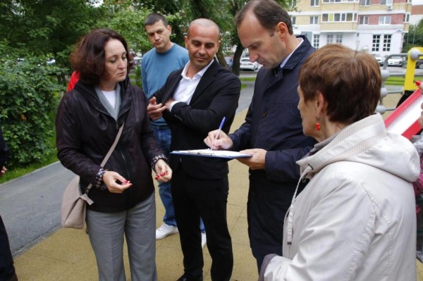 Дмитрий Антипов работает с жителями в формате открытого диалога