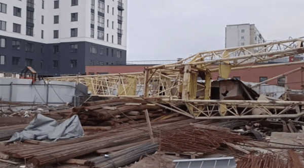 На стройплощадке в Тобольске рухнул башенный кран