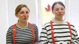 Первокурсники тюменского медколледжа получили студенческие билеты из рук Красной королевы