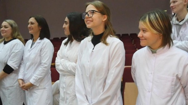 Первокурсники тюменского медколледжа получили студенческие билеты из рук Красной королевы