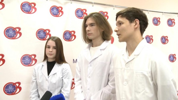 В Тюмени студентов-медиков наградили за спасение жизни пенсионерки