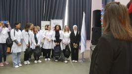 Первокурсники тюменского медколледжа получили студенческие билеты из рук Красной королевы