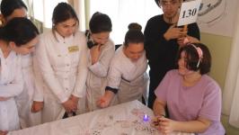 Первокурсники тюменского медколледжа получили студенческие билеты из рук Красной королевы